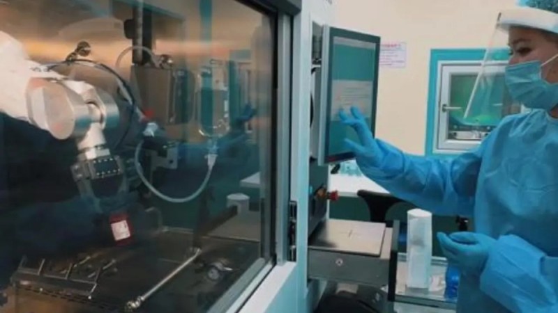 Робот готовит препараты для онкопациентов в Алматы