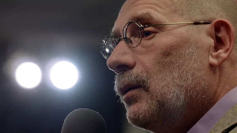 Знаменитого писателя приговорили заочно к 14 годам заключения в России