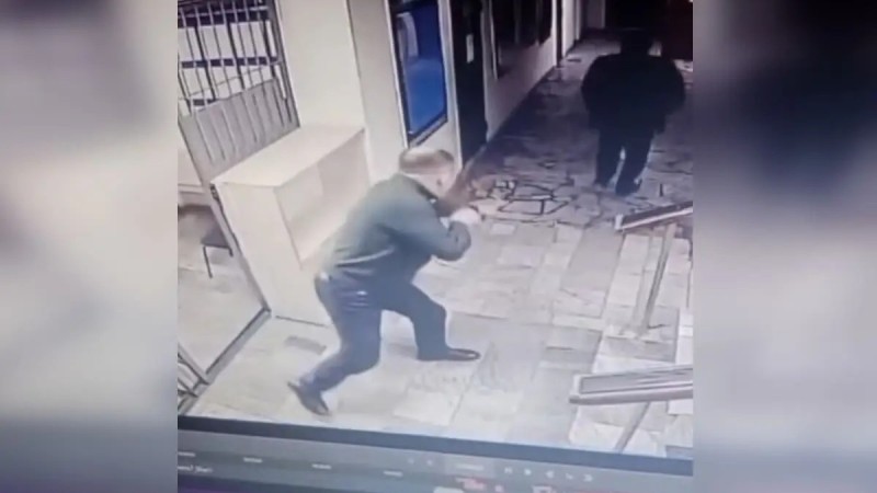 Стрелявшего по подчиненным из рогатки полицейского позорно уволили