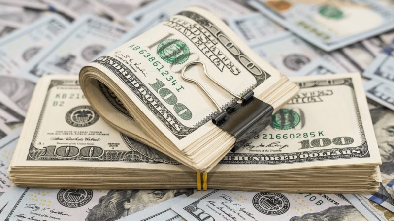 Доллар взлетел сразу на 6 тенге