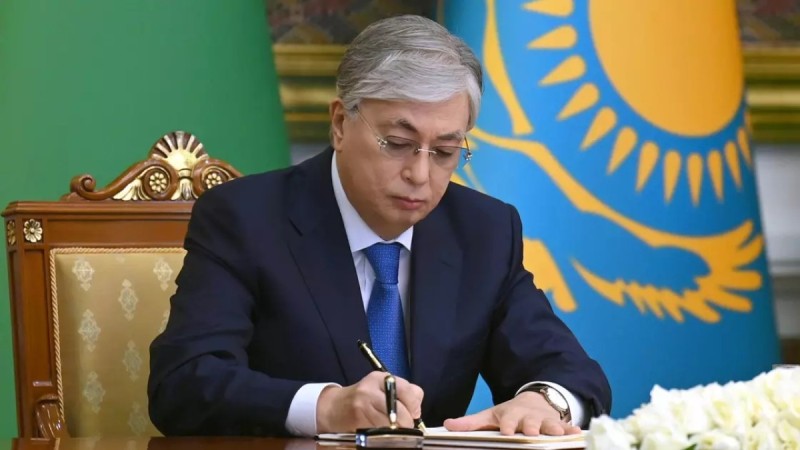 Токаев выразил соболезнования родным и близким писателя Исраила Сапарбая