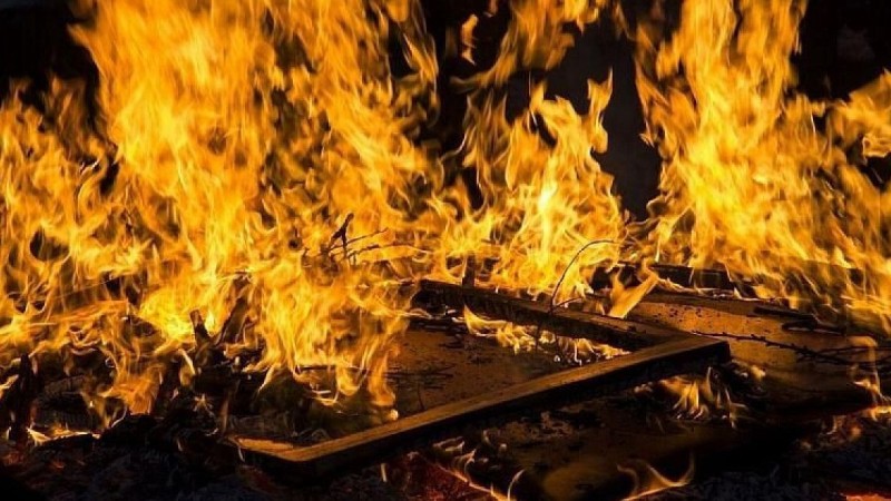 В Алматы горит склад, тушением руководит глава ДЧС