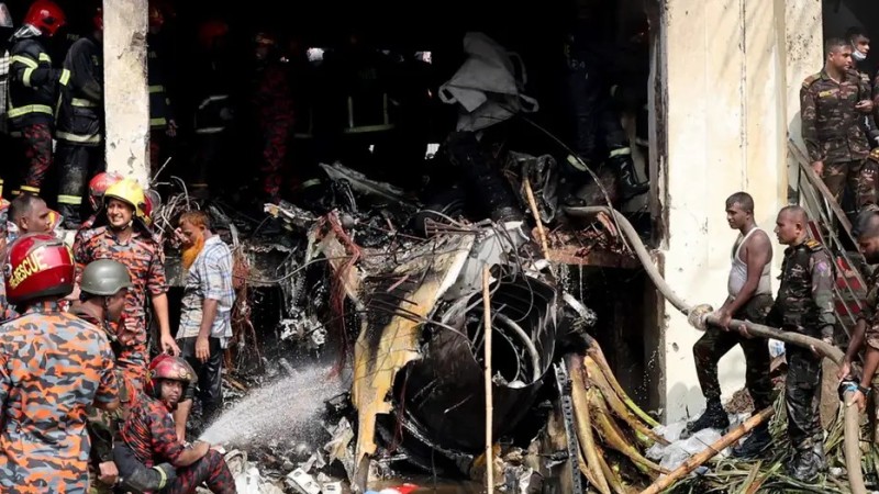 Бангладеш: военный борт рухнул на школу, не менее 20 жертв