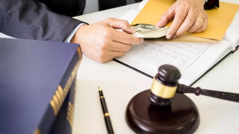 Судебный исполнитель несколько лет присваивал деньги должников в Костанае