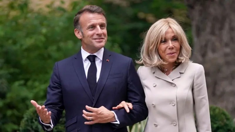 Макрон подал в суд на женщину, назвавшую его жену мужчиной