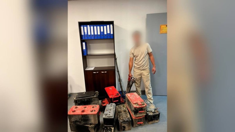 Астанинский вор за ночь снял 12 аккумуляторов из грузовиков