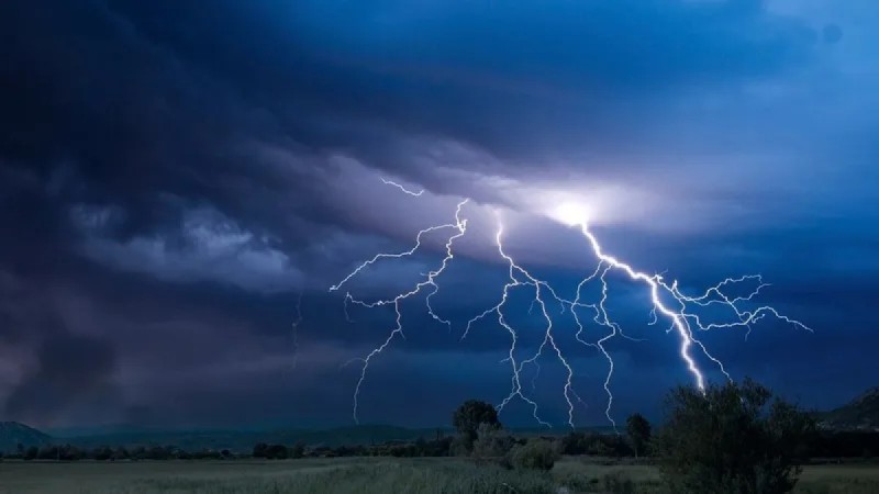 Дожди, грозы и шквальные ветры накроют большую часть страны