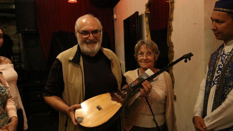 Звучание домбры и кюи тартыс покорили жителей Европы