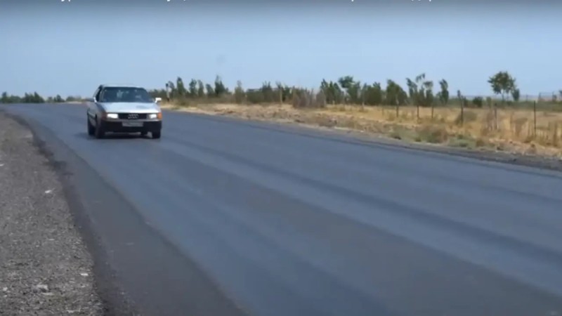 Свежий асфальт "поплыл" после ремонта в Туркестанской области