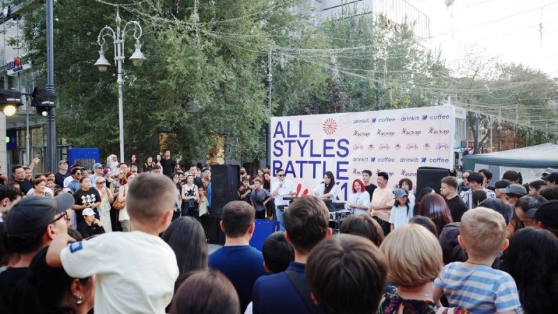 Улицы Алматы стали сценой для лучших танцоров страны