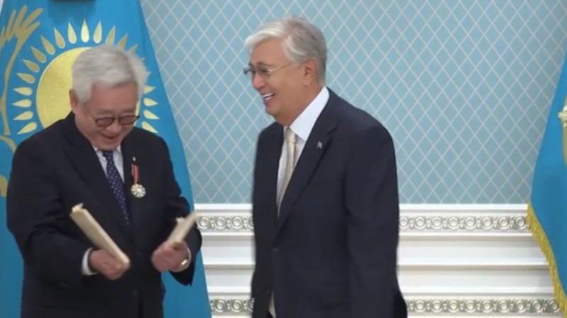 Токаев – мастер тхэквондо: Президент Казахстана получил черный пояс девятого дана и разбил доску с автографом