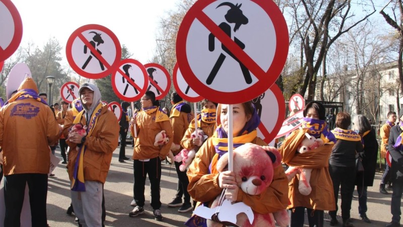 «Жарыққа шығарғыш»: в Астане задержан мужчина, писавший 12-летнему ребёнку