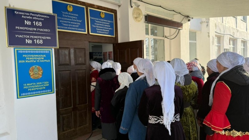 В Актюбинской области 60 свекровей и 60 невесток одновременно пришли на избирательный участок