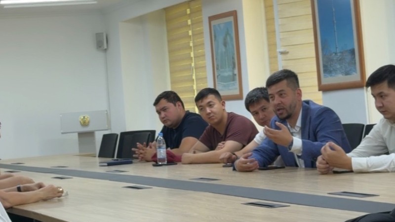 В Алматы прошли публичные обсуждения по вопросам внедрения коммунальных платных парковок