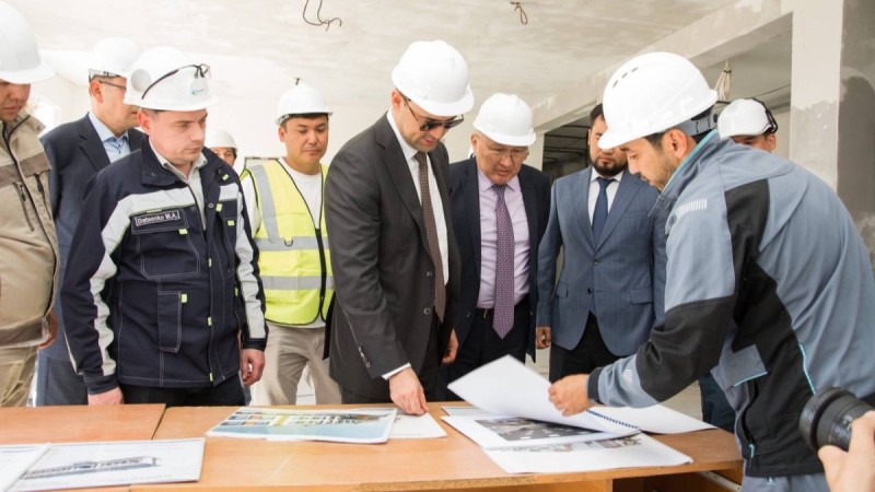 Руслан Өскенәлі проверил реализацию ключевых социальных проектов в Жезказгане