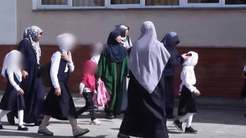 Частные школы могут лишиться лицензии за разрешение на хиджаб