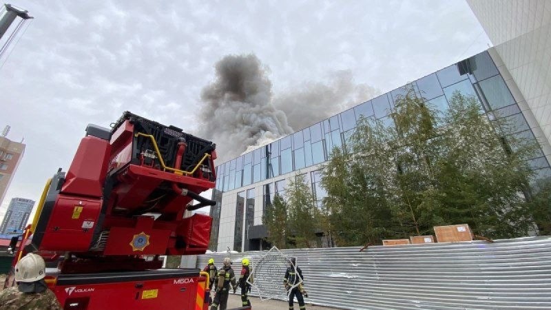 В столице вспыхнул пожар на крыше строящегося дома