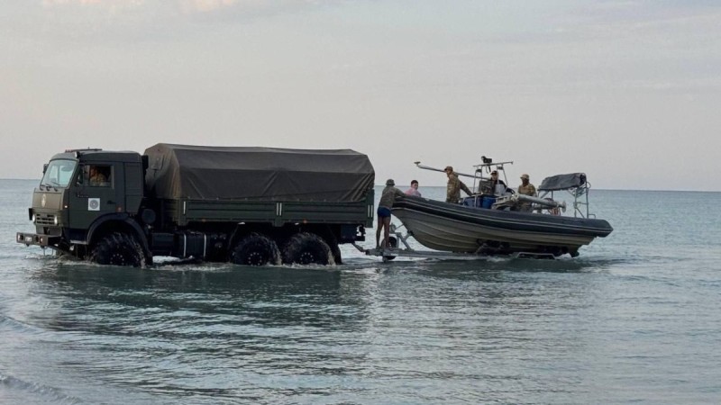 На Каспии продолжаются поиски двух военнослужащих