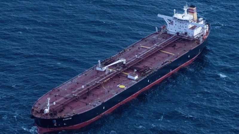 Танкер с российской нефтью застрял у берегов Германии