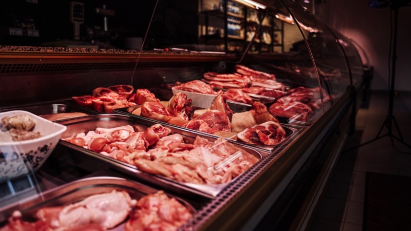В Астане выявили подпольный мясной цех: сотни килограммов продукции уничтожили