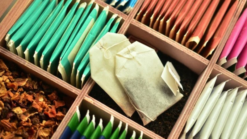 Тысячи частиц пластика в одной чашке: ученые предупредили об опасности чайных пакетиков
