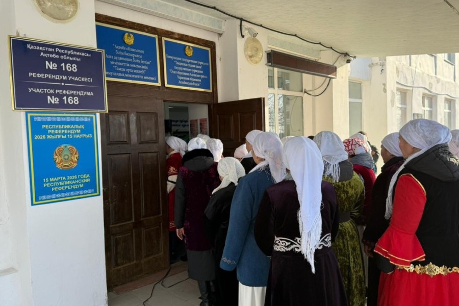 В Актюбинской области 60 свекровей и 60 невесток одновременно пришли на избирательный участок