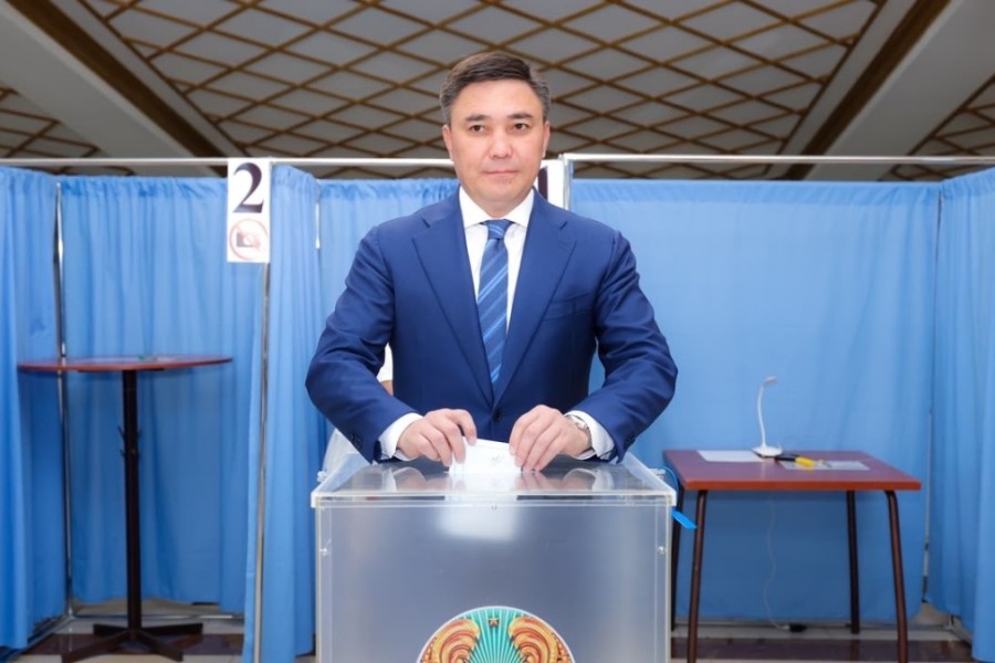Аким Шымкента Габит Сыздыкбеков проголосовал на выборах в Курултай