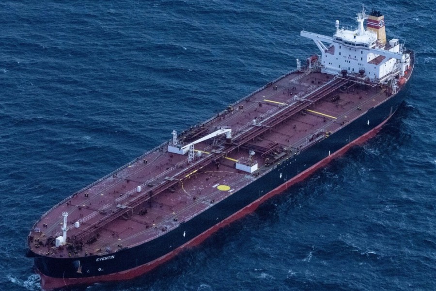 Танкер с российской нефтью застрял у берегов Германии