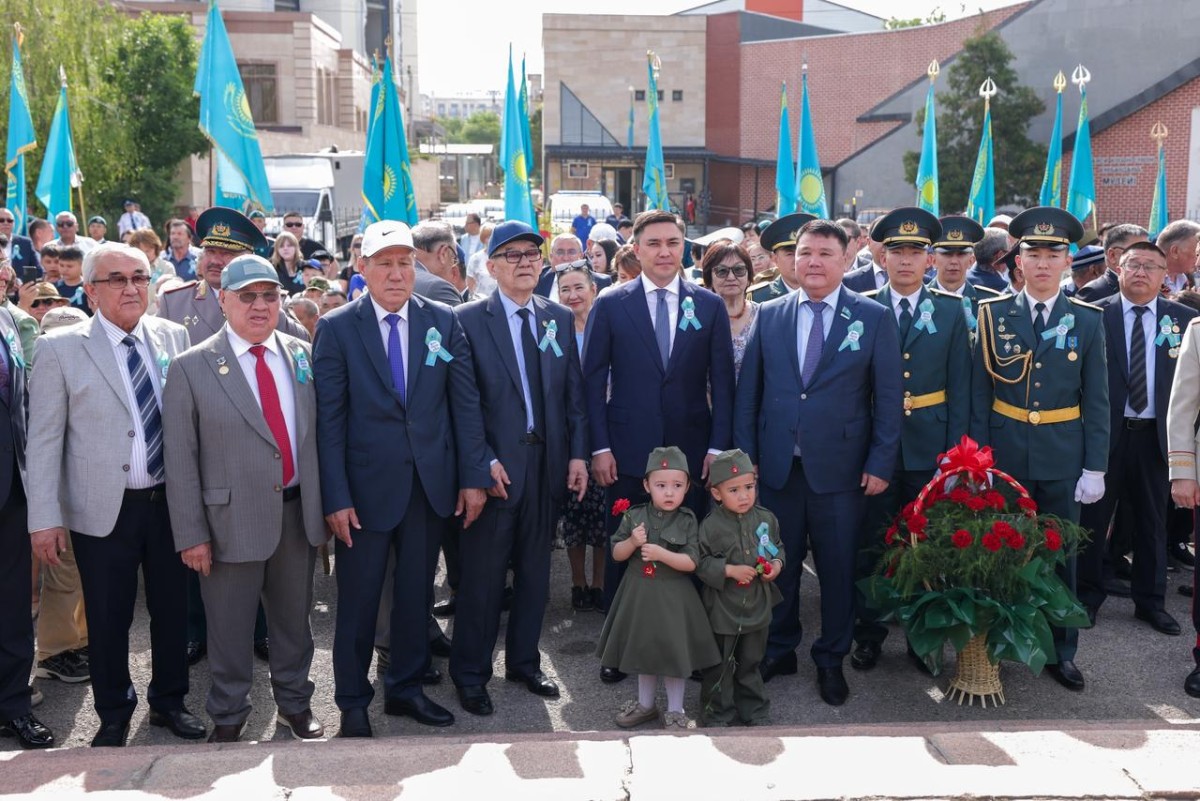 В торжественном мероприятии приняли участие аким города Шымкент, председатель городского маслихата, ветераны и представители общественности. Участники церемонии возложили цветы к Вечному огню, а также к монументам «Жулдыз» и «Ұшақ», посетили аллею «Данк».